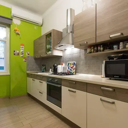 Central, Fully Equipped 2 Bedroom Flat * 리예카