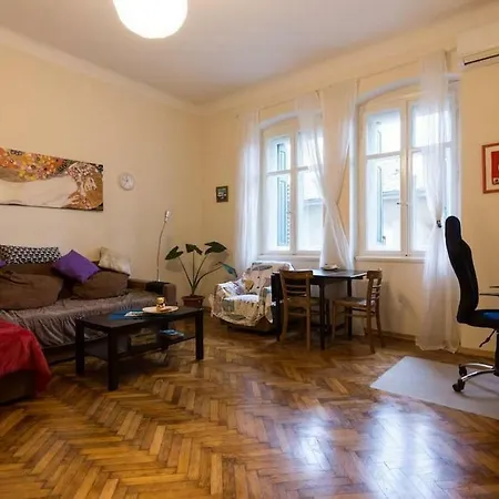 Central, Fully Equipped 2 Bedroom Flat 아파트 *