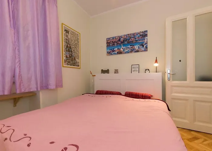 Central, Fully Equipped 2 Bedroom Flat Apartment *