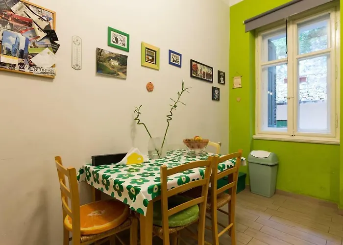 Central, Fully Equipped 2 Bedroom Flat *