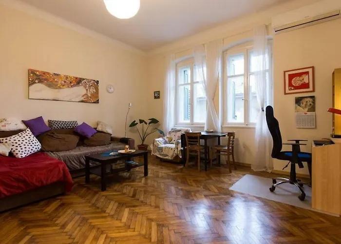 Central, Fully Equipped 2 Bedroom Flat Apartment *