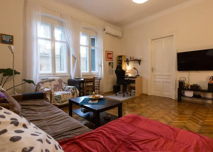 Central, Fully Equipped 2 Bedroom Flat Apartment *